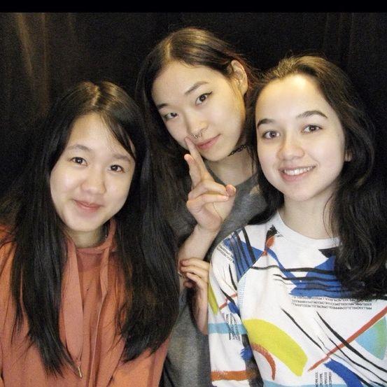 An early photo of Juliana and her maids of honor, Su and Lis!