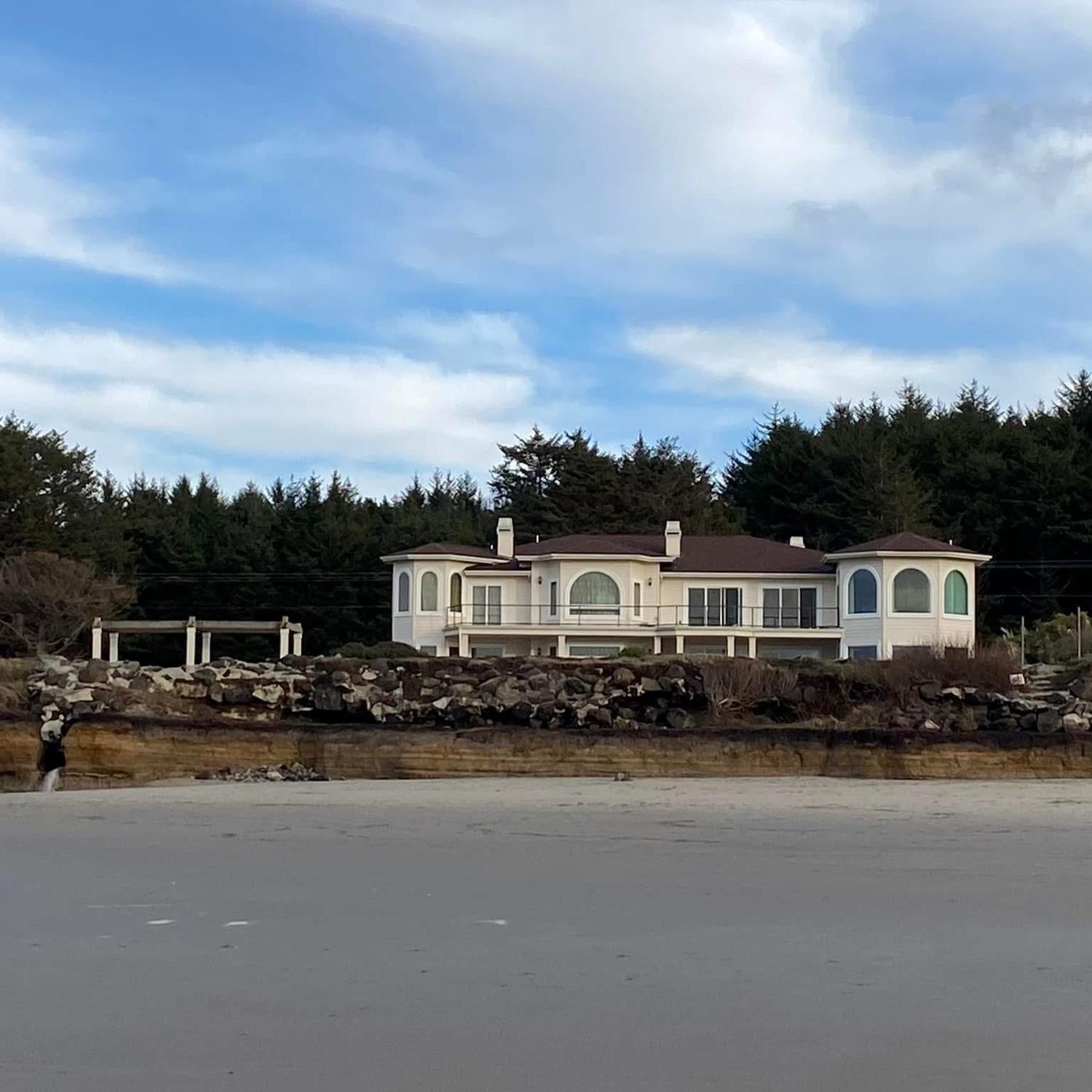 Walk onto the beach at the end of the 804 Trail and a little ways down you will find Coleen’s dream home!! 😍