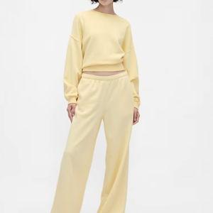 YELLOW SWEATSHIRT SIZE SMALL