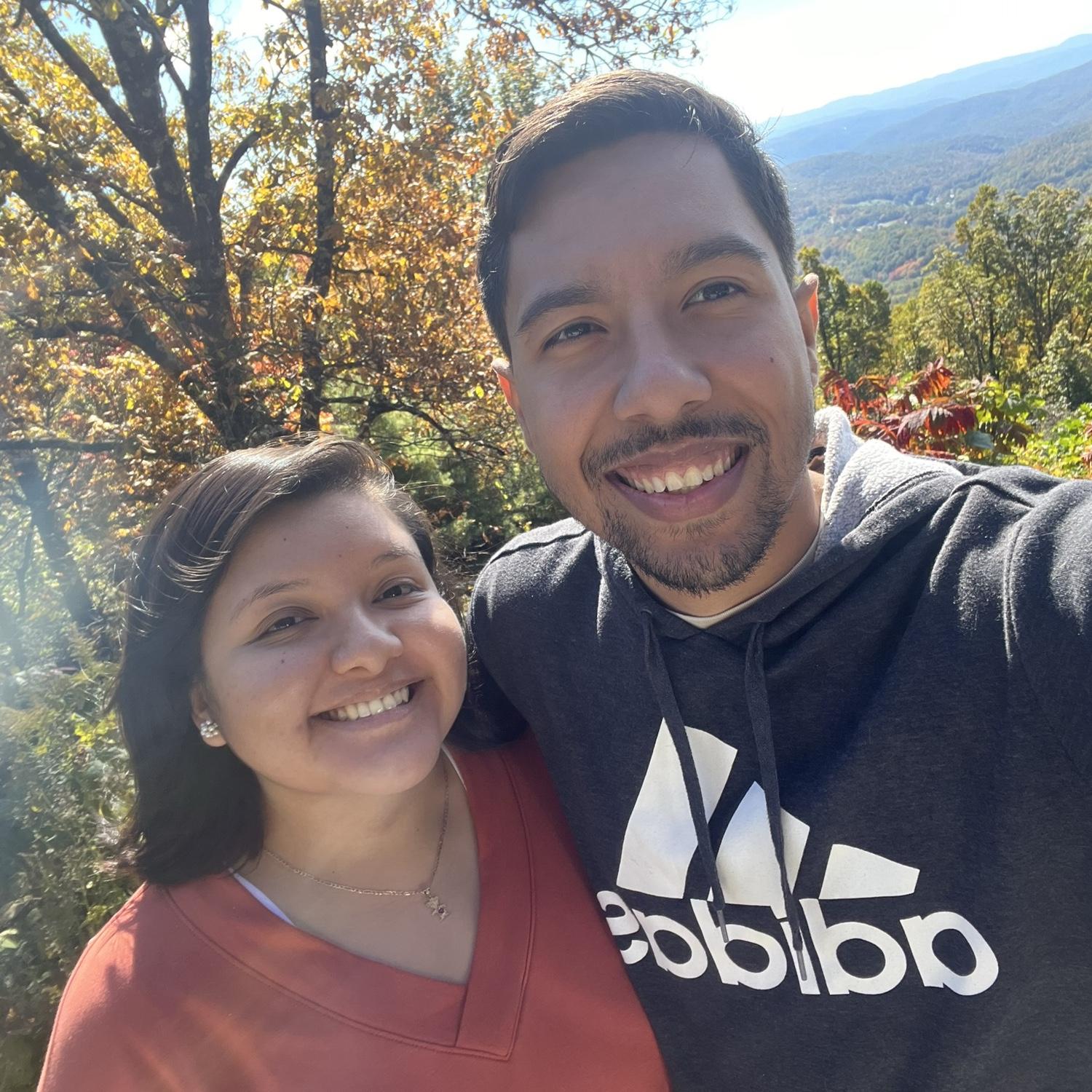 We took a spontaneous trip to Blue Ridge Parkway. Carlos wasn’t a big fan of the drive up the mountain, lol. / Hicimos un viaje espontáneo a Blue Ridge Parkway. A Carlos no le gustó mucho manejar por la montaña, jaja.