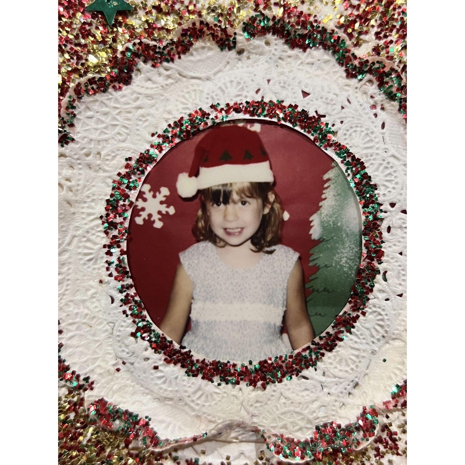 Ms. Jan decorated the photo baby Jessica took at Christmas. 제시카의 엄마가 크리스마스 때 찍은 사진을 꾸며주셨어요.