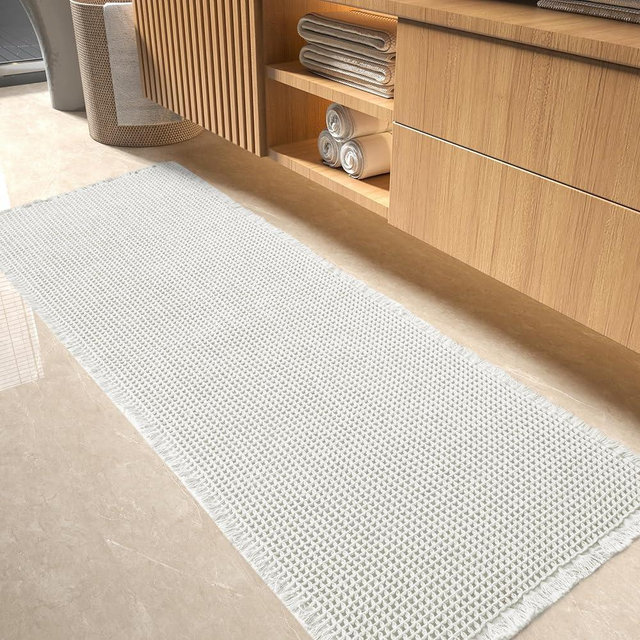 tchdio Waffle Bath Mat-Runner Rug, Super Absorbent Non Slip Bath Mats for Bathroom Machine Washable Long Rugs with Tassels, Bath Rugs for Bathroom Floor Beside Tub, 2' x 5', White