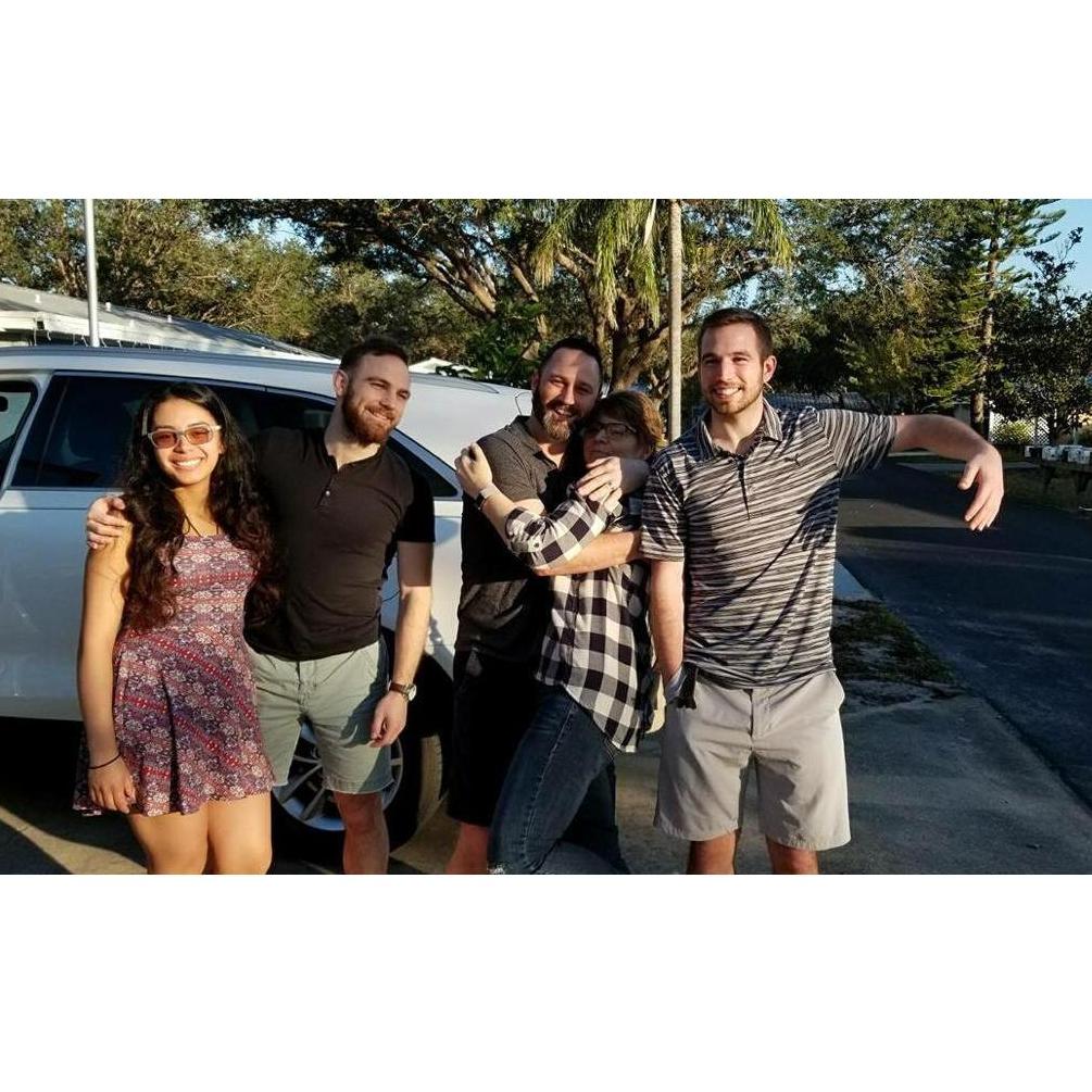 Christmas in Florida with Tyler and his "girlfriend."
Navidad en Florida con Tyler y su "novia."