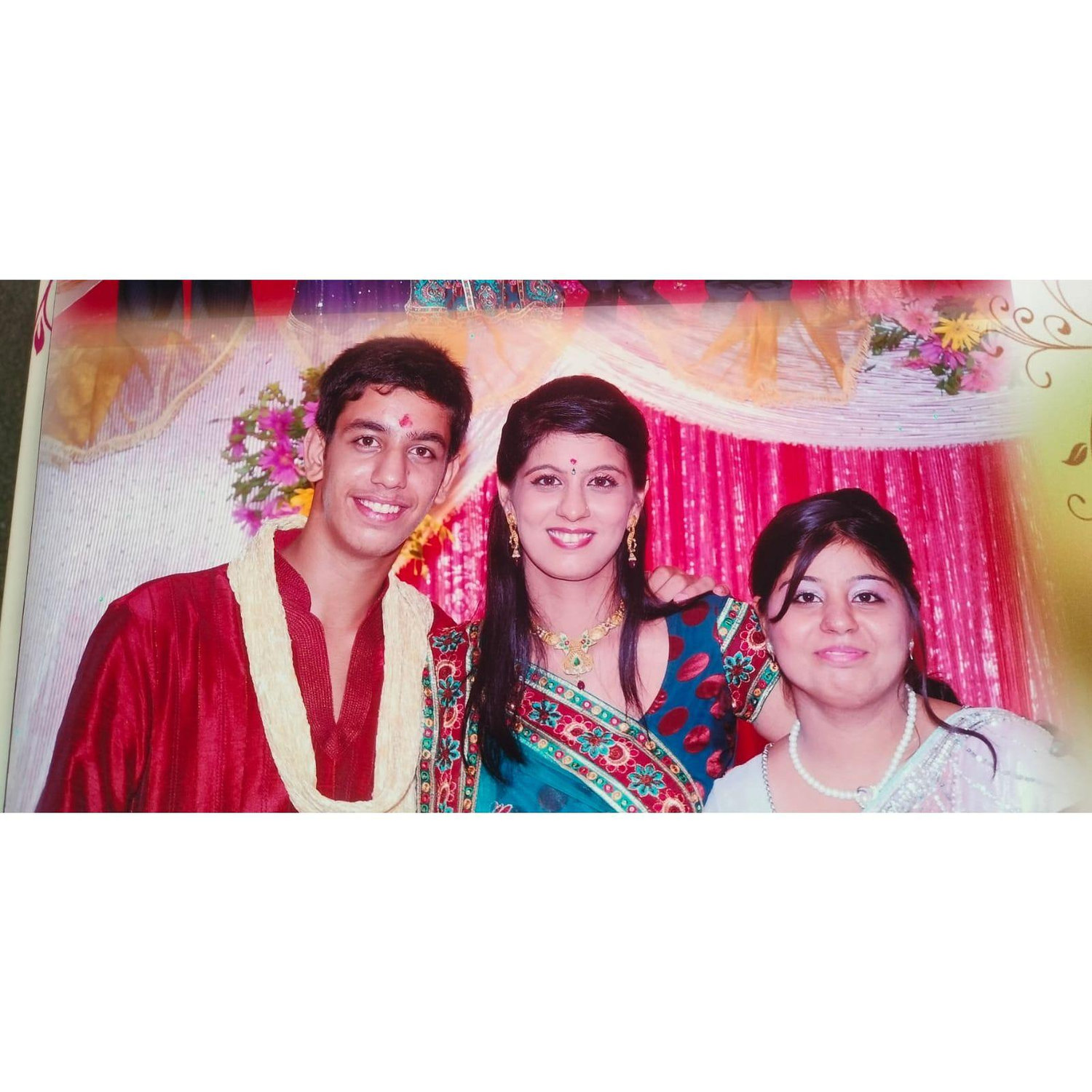 Akshay and his sistes Pooja (C) and Aarti (R)