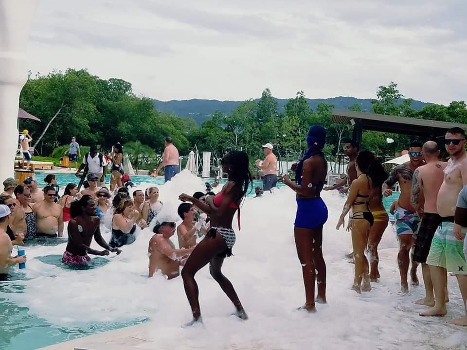 The Wedding Website of Roshonda Blumenberg and Dwight Roberson