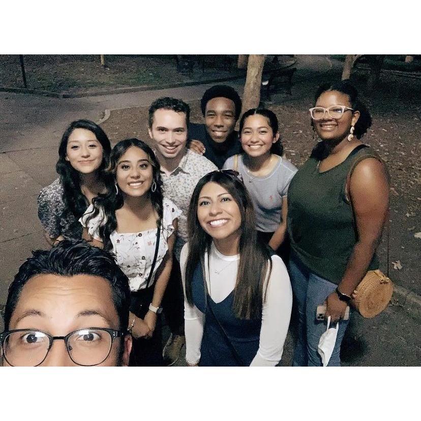 PRIMERA VEZ DISFRUTANDO CON AMIGOS EN EL CENTRO DE RALIEGH.
(También disfrutando de la bella voz de Dasheera)
FIRST TIME ENJOYING FRIENDS IN DOWNTOWN RALIEGH.
(Also enjoying Dasheera's singing skills)