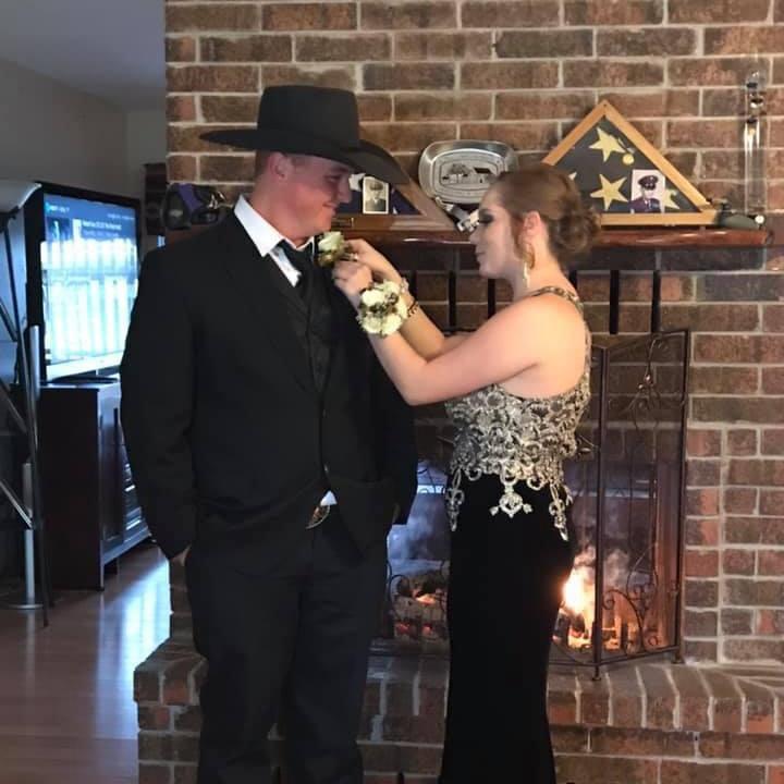He still looks at me this way 6 years later! 🤍