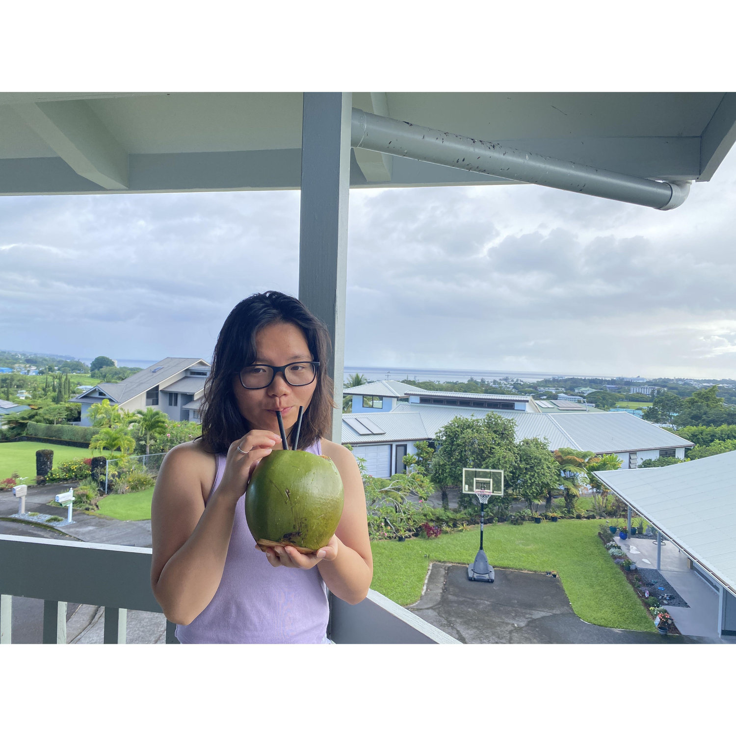 John Cheng hosted us at his pacific ocean-view house and provided a car for free! Tutu was enjoying the coconut and beautiful scenery beside the balcony.
