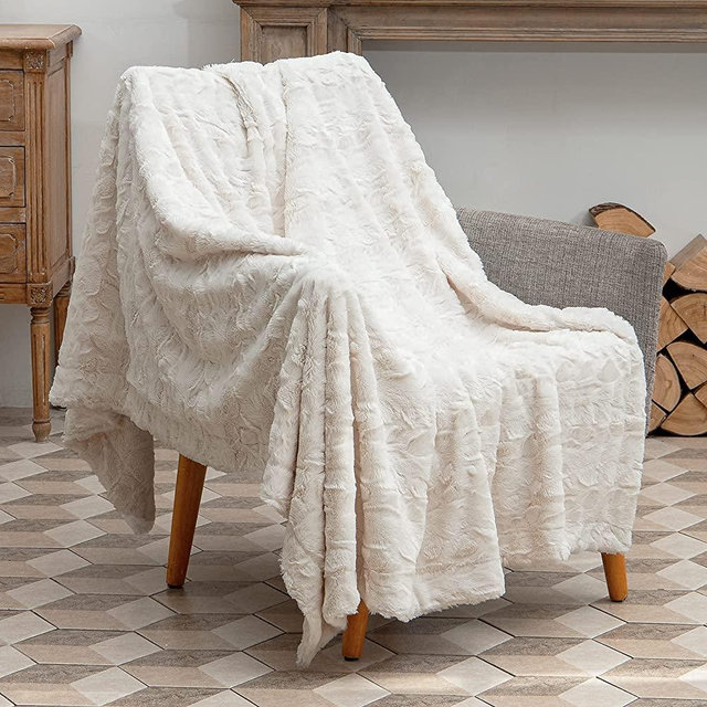 TOONOW Soft Throw Blanket for Couch, No-Shedding Faux Fur Blankets, 300GSM Reversible Fuzzy Blanket 51"x 67" Warm Blankets for Bed, Sofa, Living Room (White)