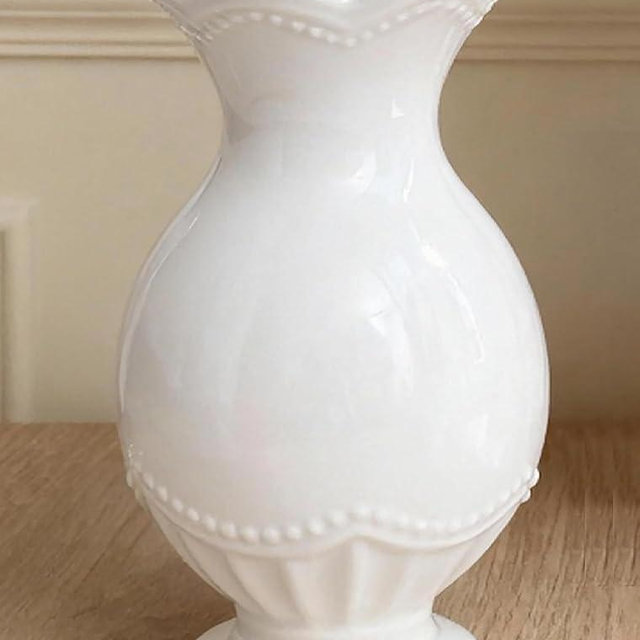 Pecfamly Cute Vintage Scalloped White Ceramic Flower Vase, White Vases for Flowers, Clean Girl Stockholm Style Room Decor Aesthetic, Grand Millenial Home Decor