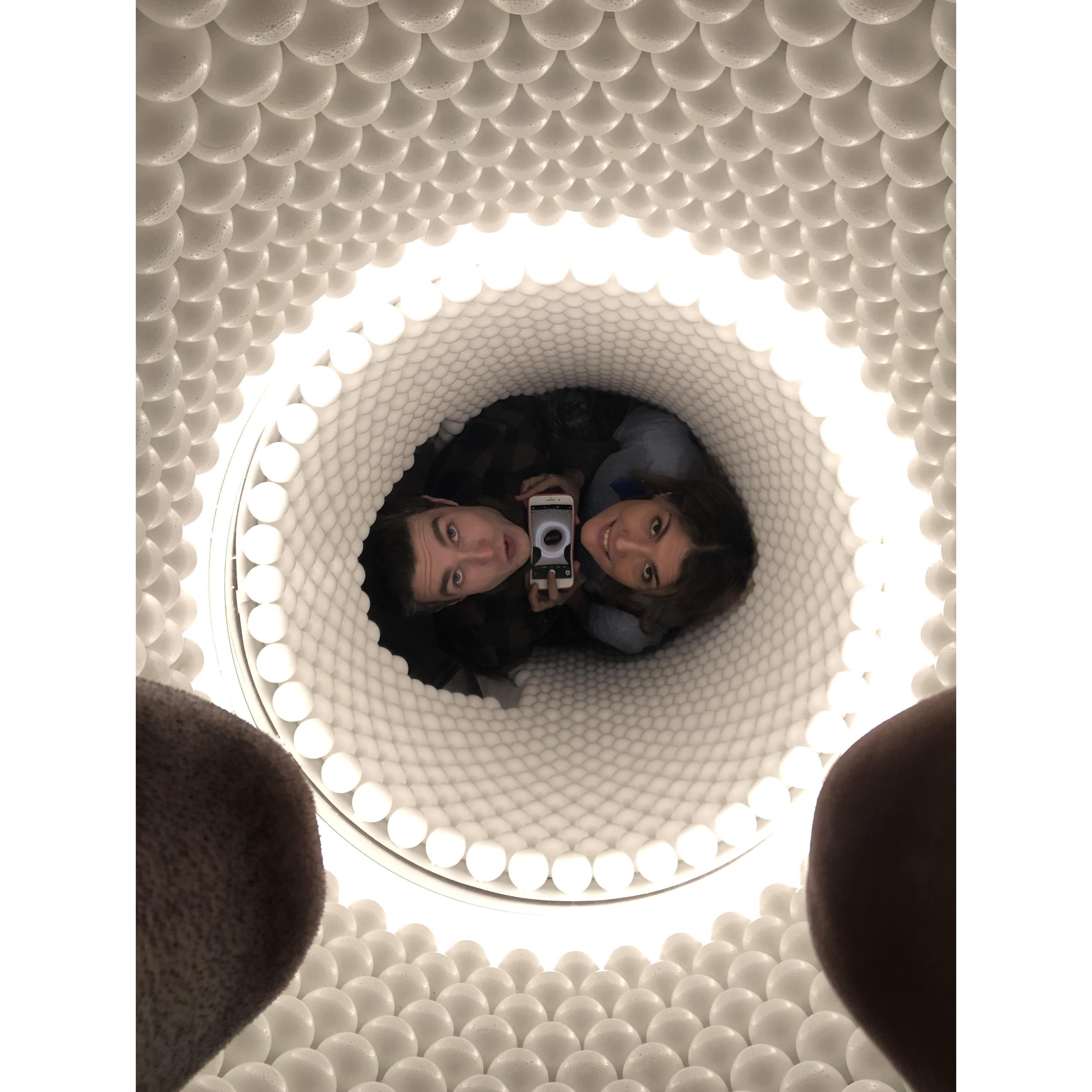 ¡Hipstereando en una exhibición pésima en Nueva York! 
Hipsters at a terrible NYC exhibit!