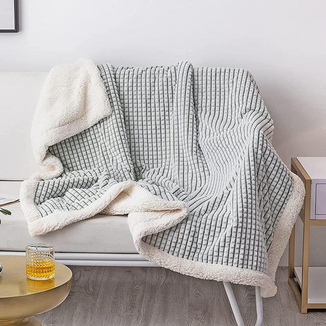 LOMAO Sherpa Blanket Throw Blanket Soft Warm Fleece Blanket Thick Blanket with Grid Pattern for Couch Sofa Bed Chair Home Decor (Green, 60"x80")