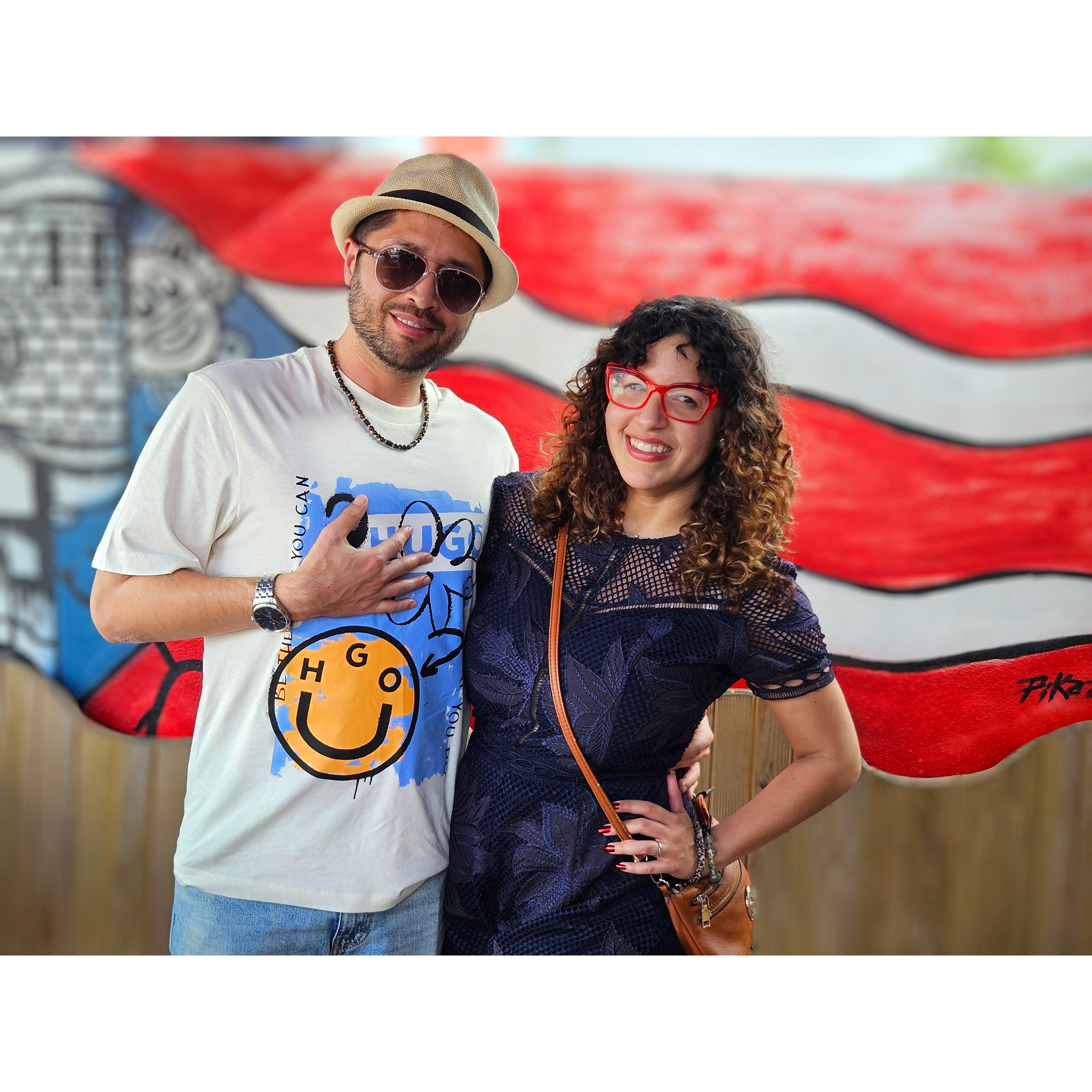 Him fitting in with the locals, or trying to.../ Él encajando con los locales, o intentando hacerlo...