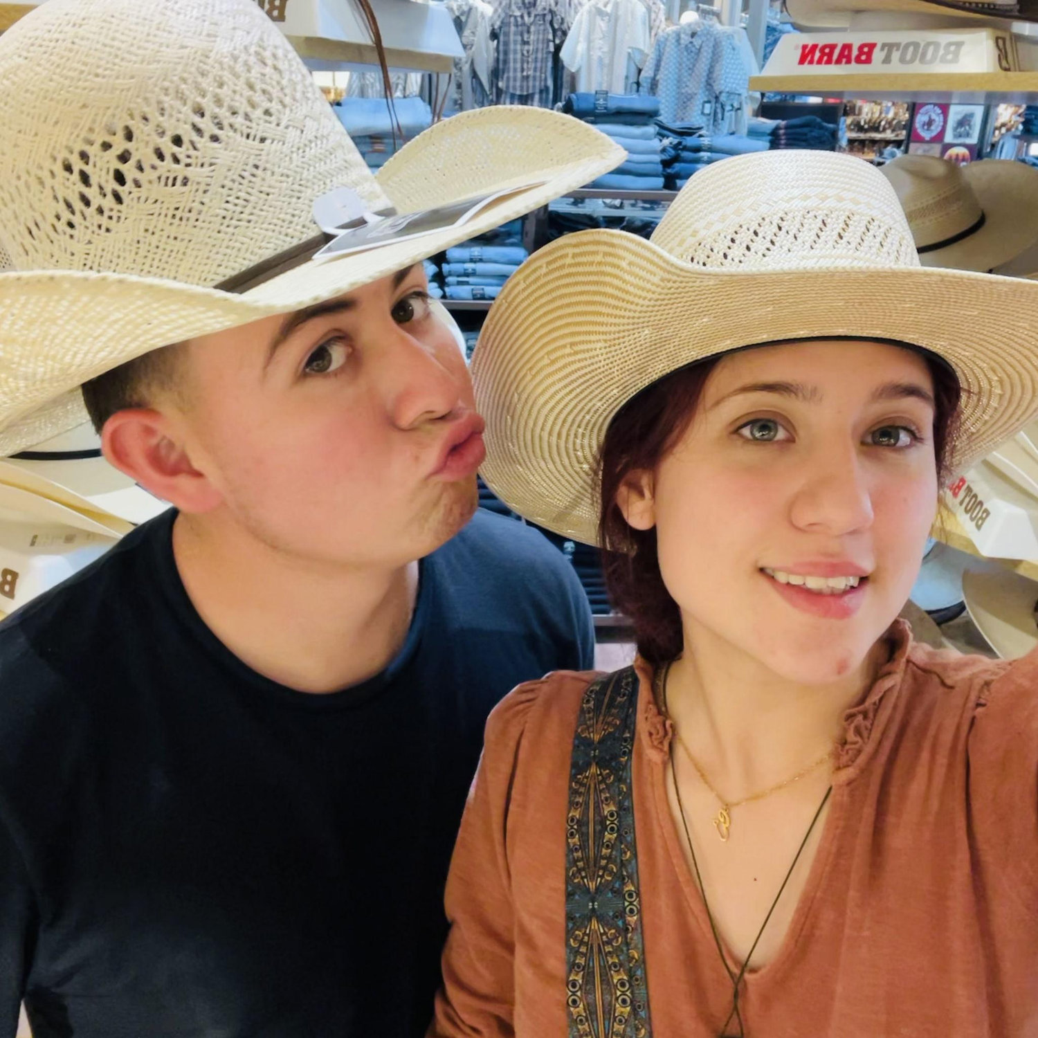 Vino a verme a california y nos fuimos a comprar unos sombreros a una tienda que quedamos encantados boot barn!!