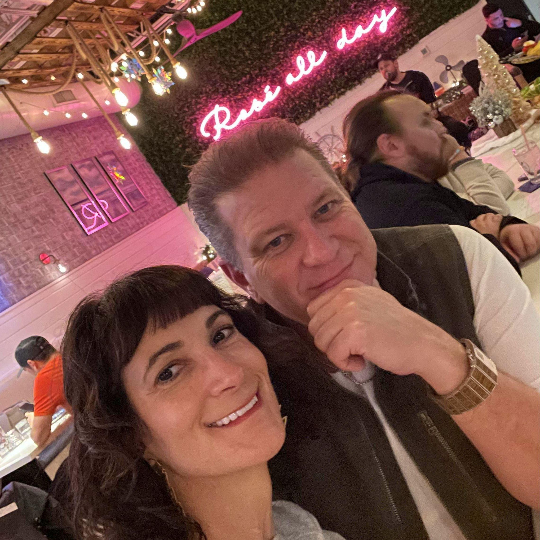 Chicago, 2023. Minutes before meeting Julie’s most important bestie, Rachael. Totally calm. Not sweating at all. 🫣