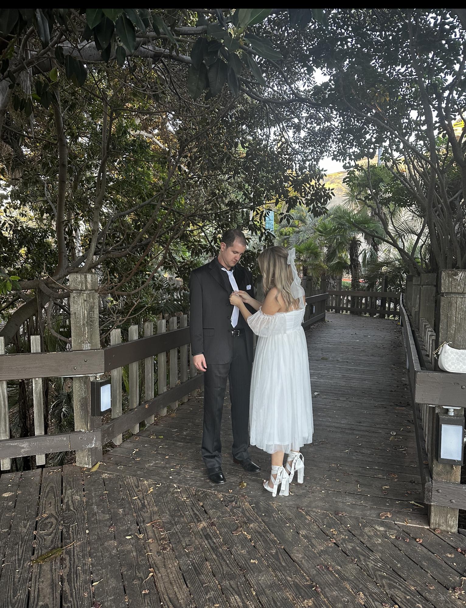Behind the scenes of our engagement pictures 💘
