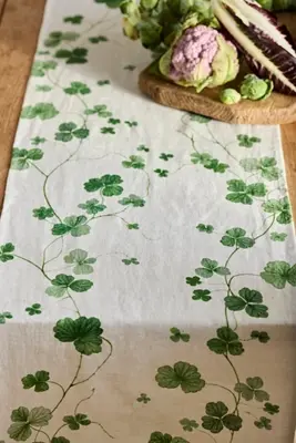 Clover Linen Runner