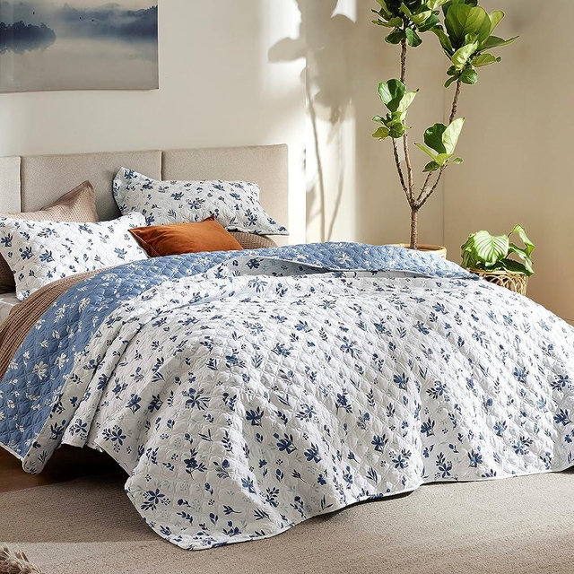 Bedsure Floral Quilt Set King - Reversible Summer Quilt Bedding Set Blue & White Daisy Design 3 Pieces Microfiber Lightweight Bedspread Coverlet with 2 Pillow Shams for All Seasons(106"x96")