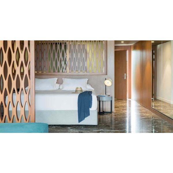 JUNIOR SUITE
Our spacious Junior Suites Run of the House (800 sq. ft.) have a King bed, an L-Shaped sofa an expansive balcony. Airport transfer included.
Pricing: 5 days $2,417/ 7 days $3,384