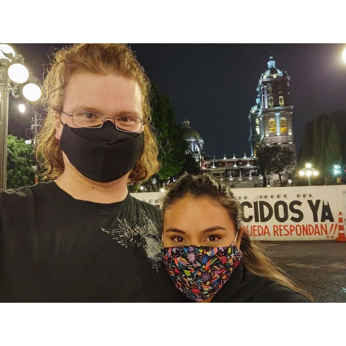 El zócalo de Puebla, con la catedral al fondo, nos gustan los edificios antiguos.