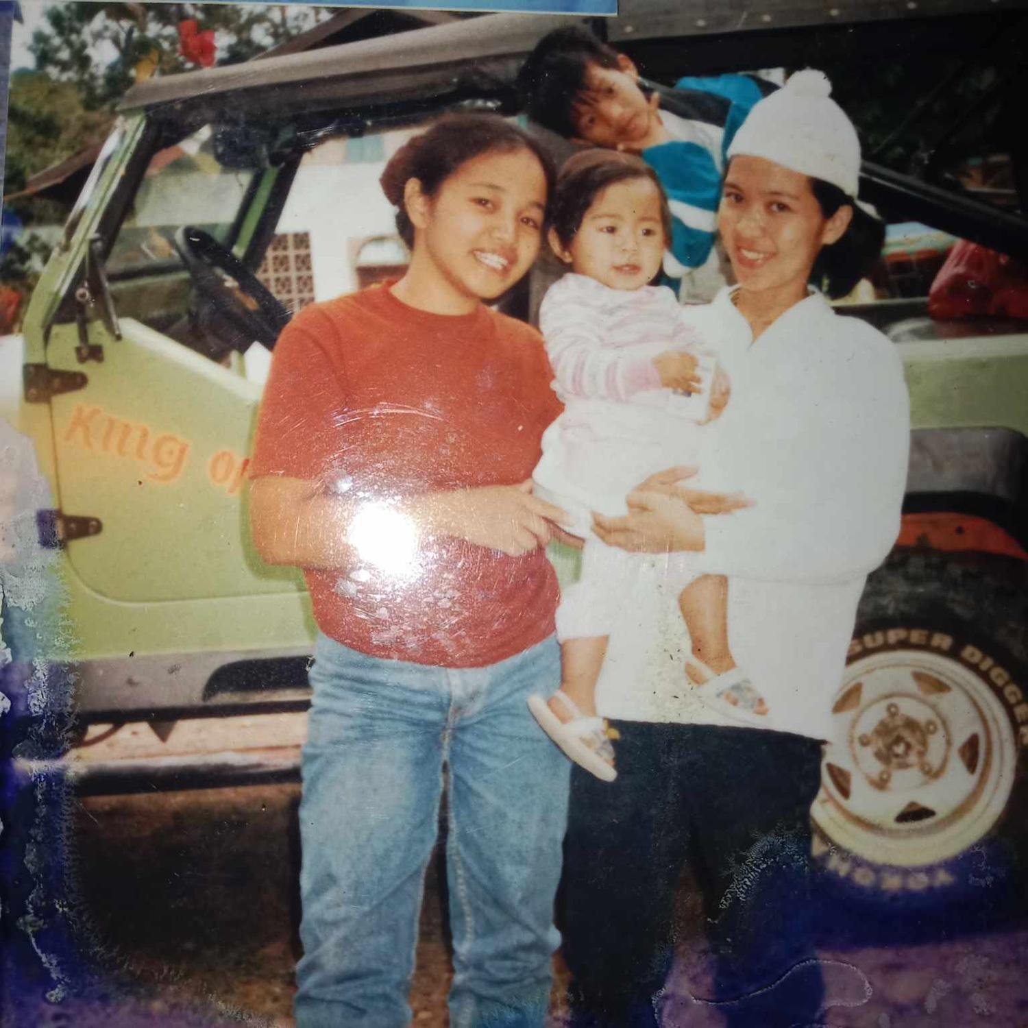 Baby Hannah in Mamas arms with Aunt Marina and Kuya Joemar