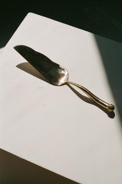 Cake Server by Izabel Lam | LOQ.US