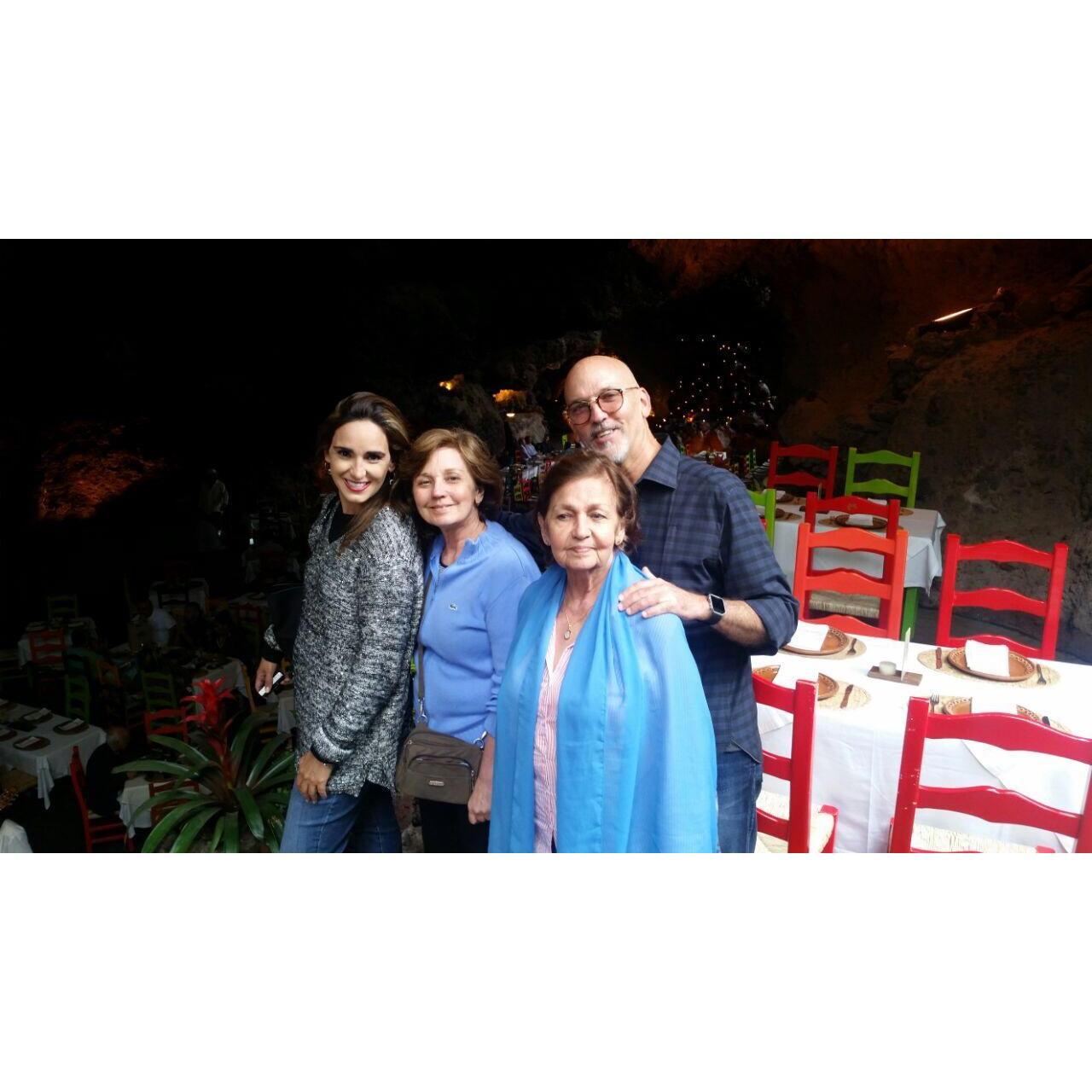 Juntos con la mamá de Alfredo y su hermana Silvia en el restaurante La Gruta, Teotihuacan.