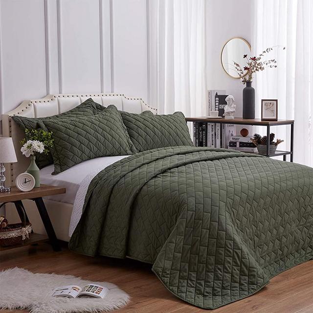SunStyle Home Quilt Set King Size Olive Green 3 Piece, Ultra Soft Lightweight Luxurious Microfiber Coverlet Modern Style Rectangle Pattern Bedspread Set (Includes 1 Quilt, 2 Pillow Shams)