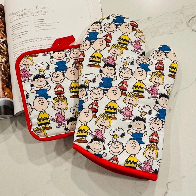 Peanut Charlie Snoop Gang. Oven Mitt Potholder Set. Pot Handle Cover. Gift Sets. Extra Thick Quilted.