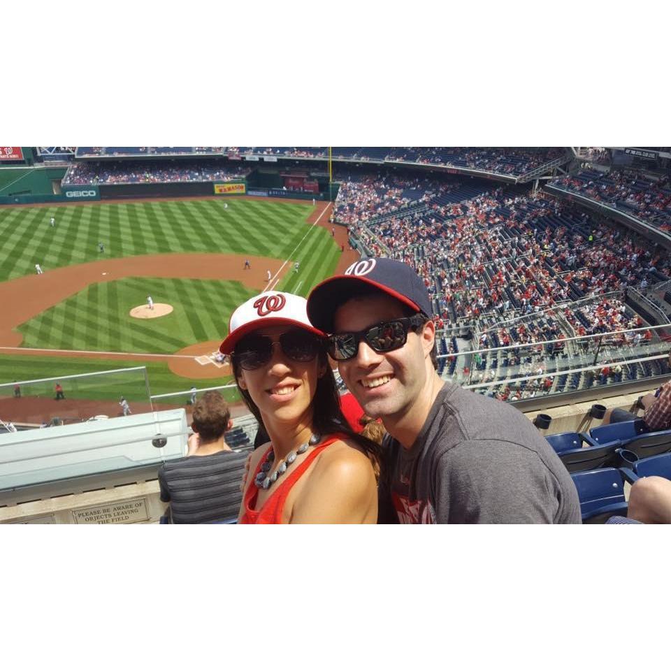 WATCHING THE WASHINGTON NATIONALS GAME /  EN UN PARTIDO DE  BASEBALL