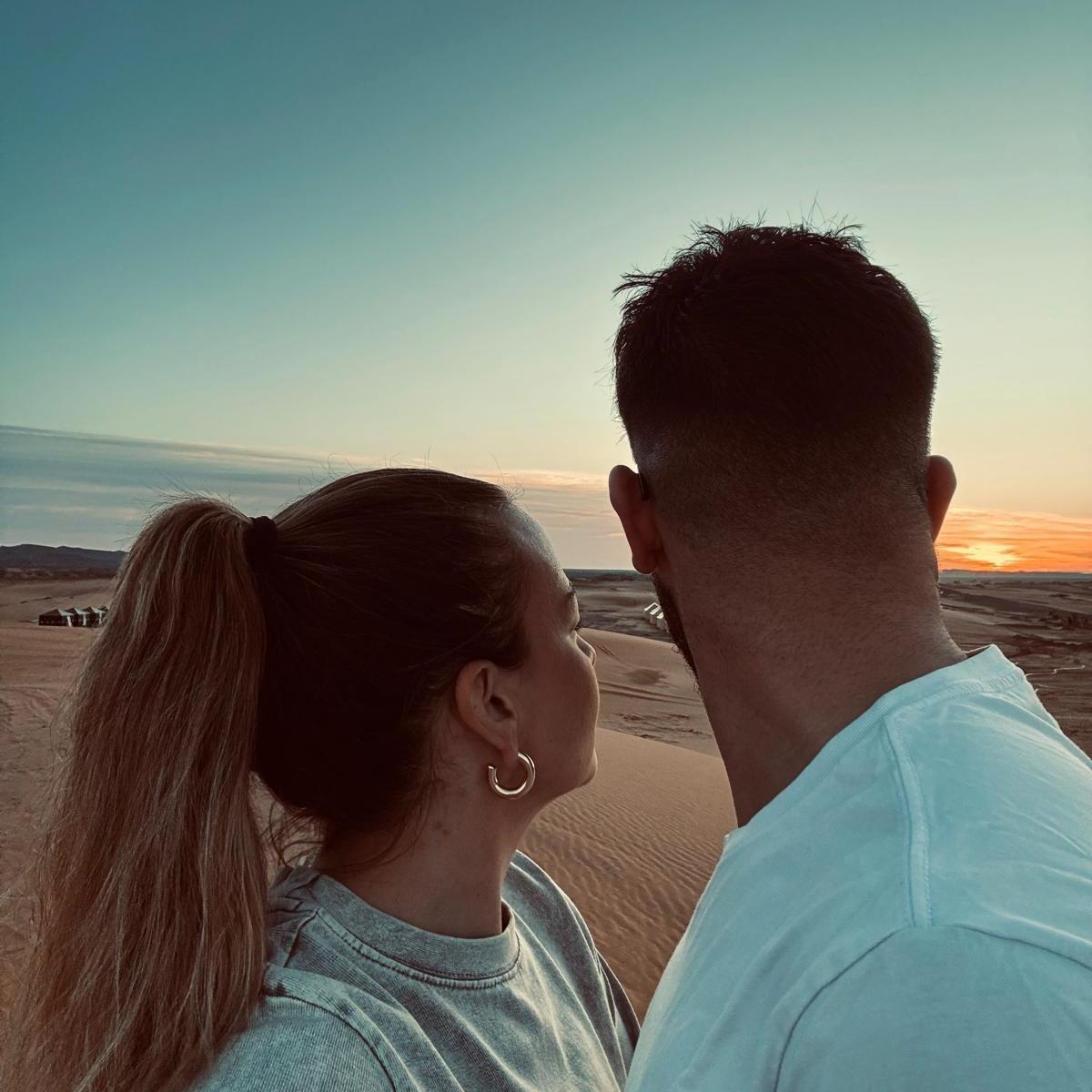 Io te e il deserto romantico di Merzouga, in Marocco.
Un ora prima eravamo rimasti insabbiati con la Jeep perchè Gian pensava di poter arrivare sulle dune da solo. Uomo della city.