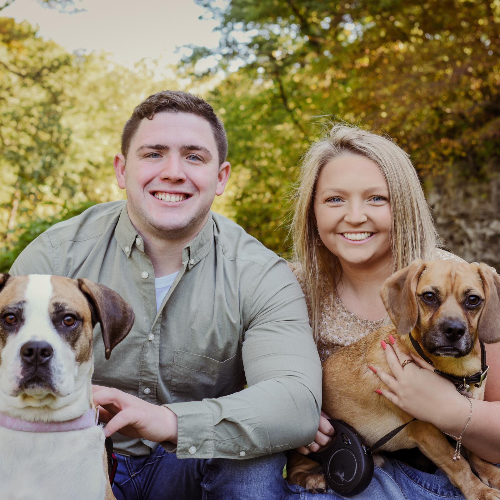 October 2021: Gracie & Dylan took family photos with their pups, Gunner & Dixie.