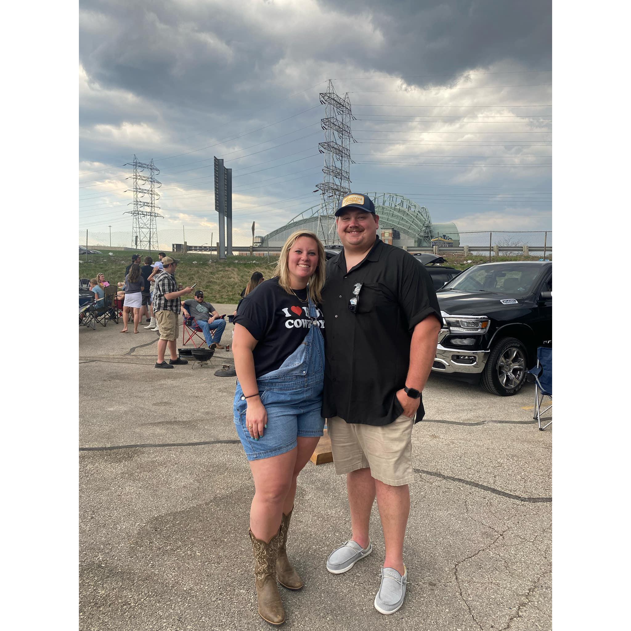 Morgan Wallen in MKE- their first concert together. They LOVE concerts!