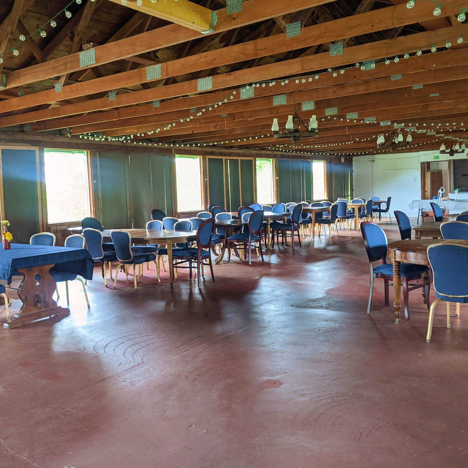 Pavillon Inside: The wedding celebration will take place here - Hier wird die Hochzeitsfeier stattfinden