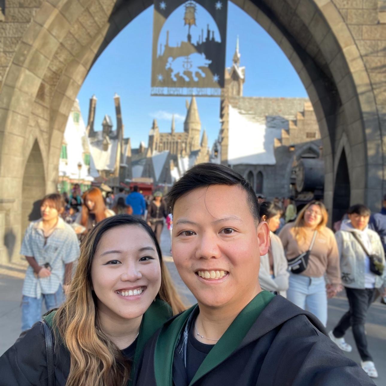 2/18/23 – Slytherin squad goals! Found out we’re in the same house and got matching robes—Harry Potter nerds!

Phát hiện ra chúng tôi cùng nhà và có áo choàng đôi—fan Harry Potter chính hiệu! 🐍✨