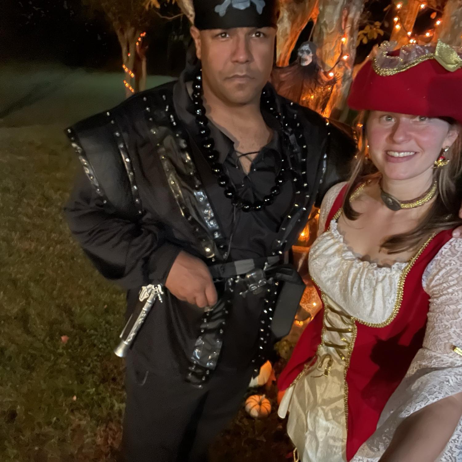 Four years of the same Halloween costume as pirates. 🎃

Cuatro años del mismo disfraz de Halloween que las piratas.