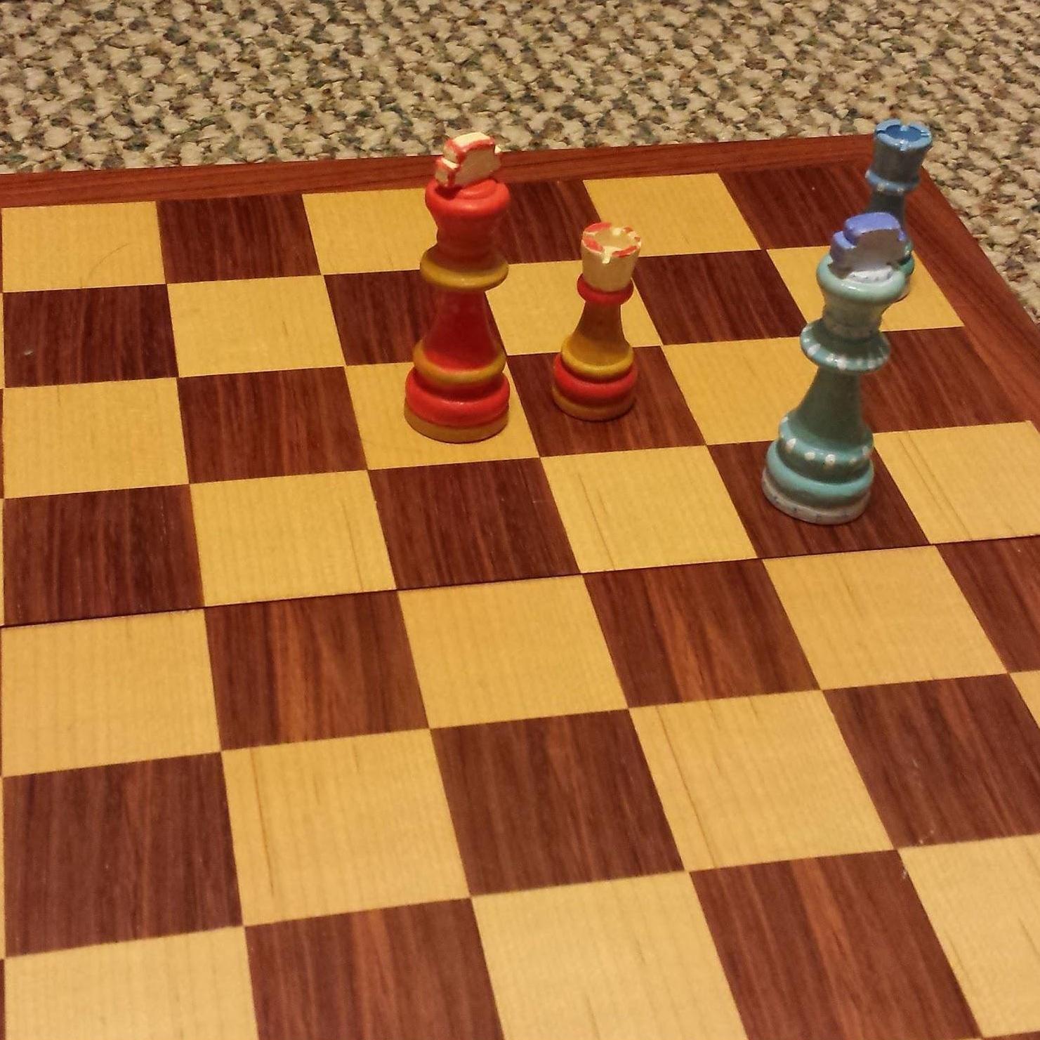 The chess set we spontaneously bought at a bookstore came with two sets of white pieces. Not a defect; a customization opportunity! A 2015 date with sunshine, painting, and stories of the battlefield.