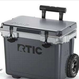 22 QT Ultra-Light Wheeled Cooler