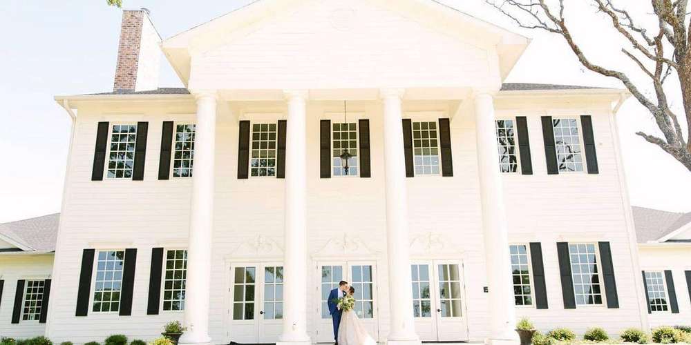 The Milestone Mansion Creek Barn, Aubrey Wedding Venues Zola