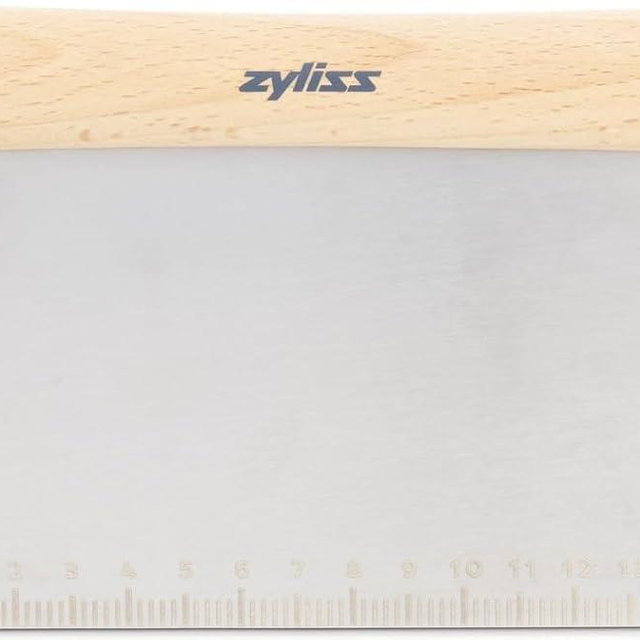 Zyliss E980213 Bench Scraper, 11cm/4.5in, Stainless Steel/Wood, Separate, Scrape, Cut Pizza/Cookie Dough/Cakes/Bakes/Vegetables, Meaurements on Blade cm/in
