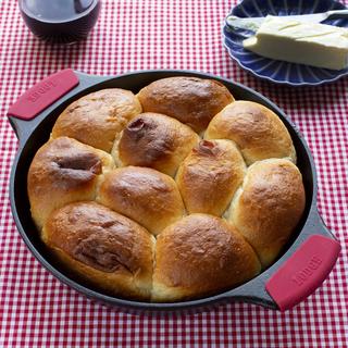 Cast Iron Baker's Skillet with Silicone Grip