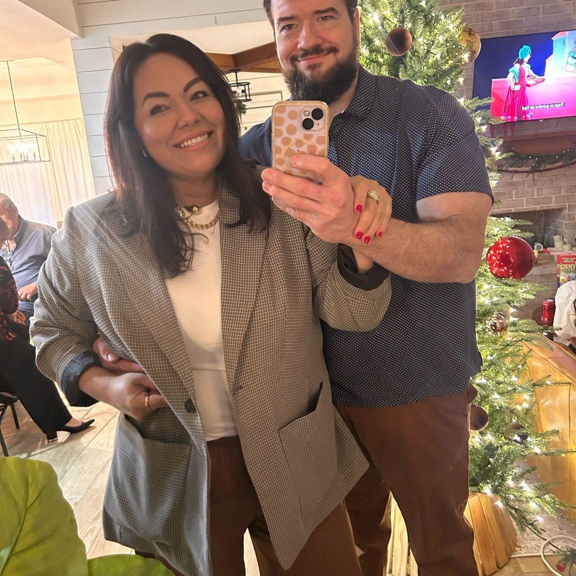 Our first Thanksgiving! – Didn’t know you secretly asked my dad for his blessing :')


¡Nuestro primer Día de Acción de Gracias! – No sabía que le pediste a mi papá su bendición :')