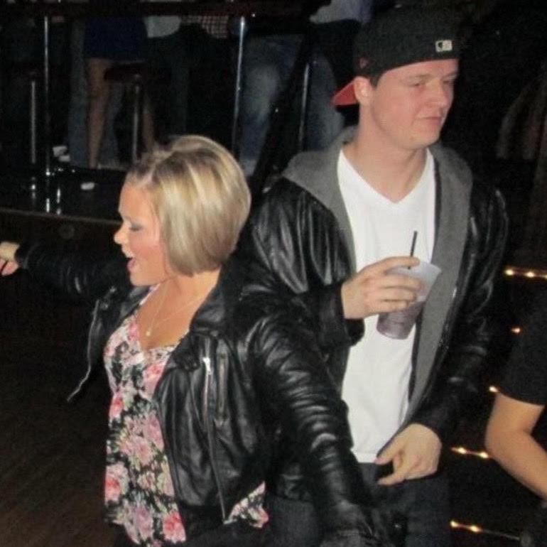 Heather and Christian went to college together but didn't really knew each other. Years later a friend found this pic.
**If anyone makes fun of Heather's super cool Karen haircut, you're uninvited.