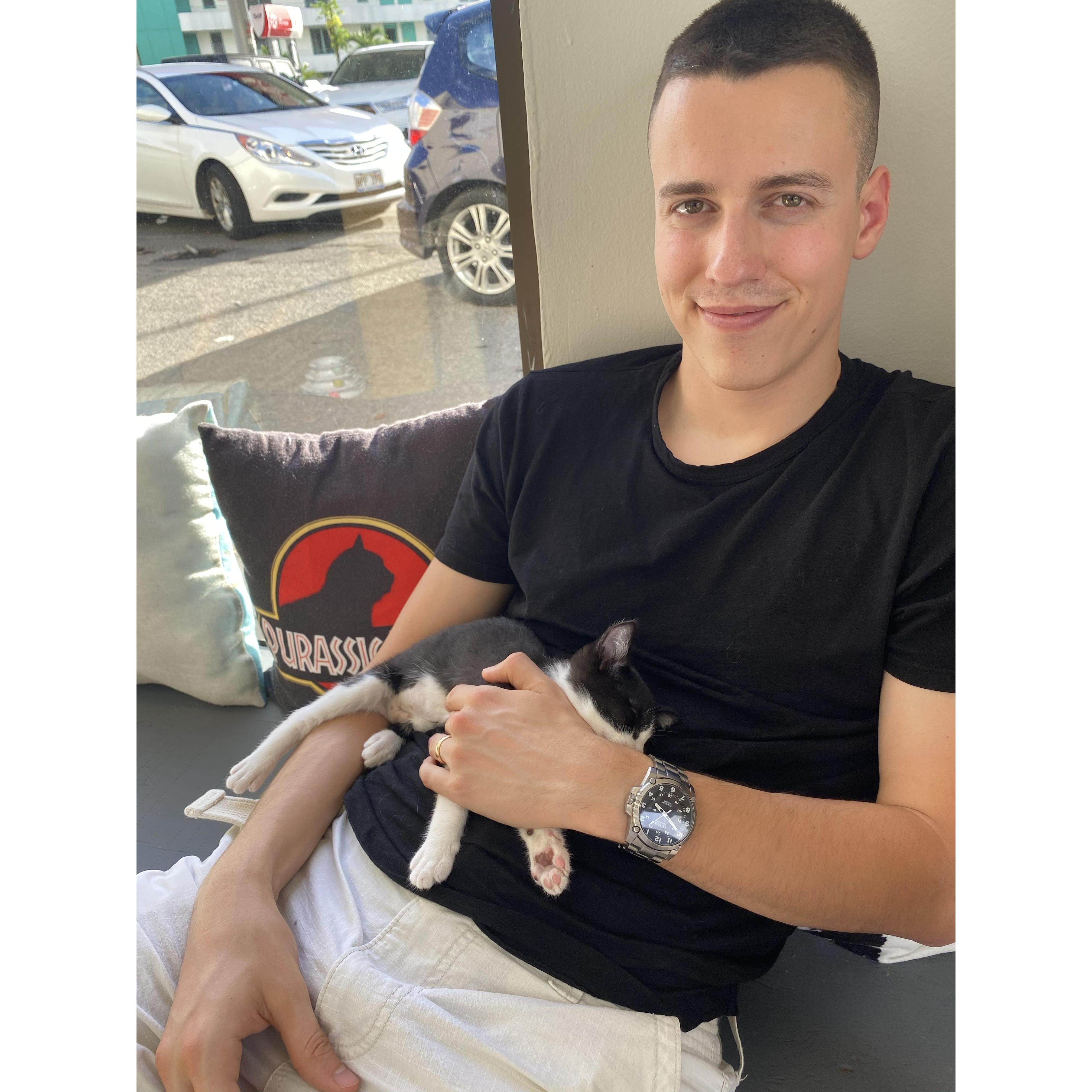 Steve and a kitty at the Hawaii Cat Cafe!