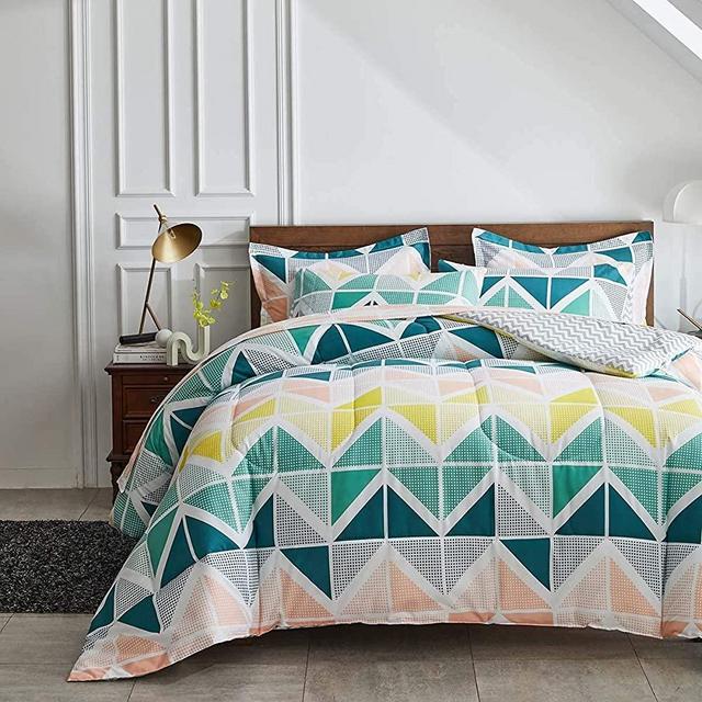 Uozzi Bedding Bed in a Bag 7 Pieces King Size Yellow Green Triangles Print - Soft Microfiber Reversible Bed Comforter Set (1 Comforter 2 Pillow Shams 1 Flat Sheet 1 Fitted Sheet 2 Pillowcases)