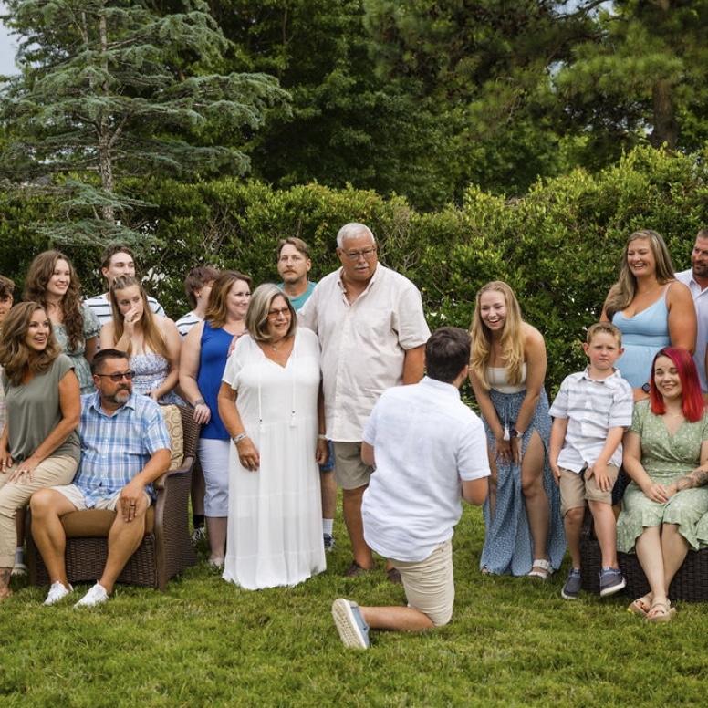 Andrew proposed during family pictures, so we got so many amazing photos of this moment 🩷