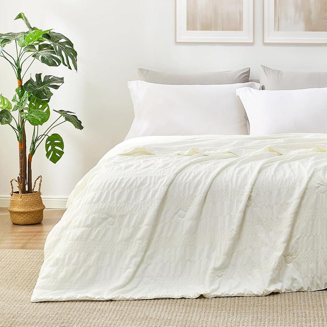 Cozy Bliss Seersucker Cooling Comforter Queen Size, Q-Max 0.6 Reversible Lightweight Cooling Blanket, Breathable Silk Smooth Summer Bedding Quilt for Hot Sleepers Night Sweats White