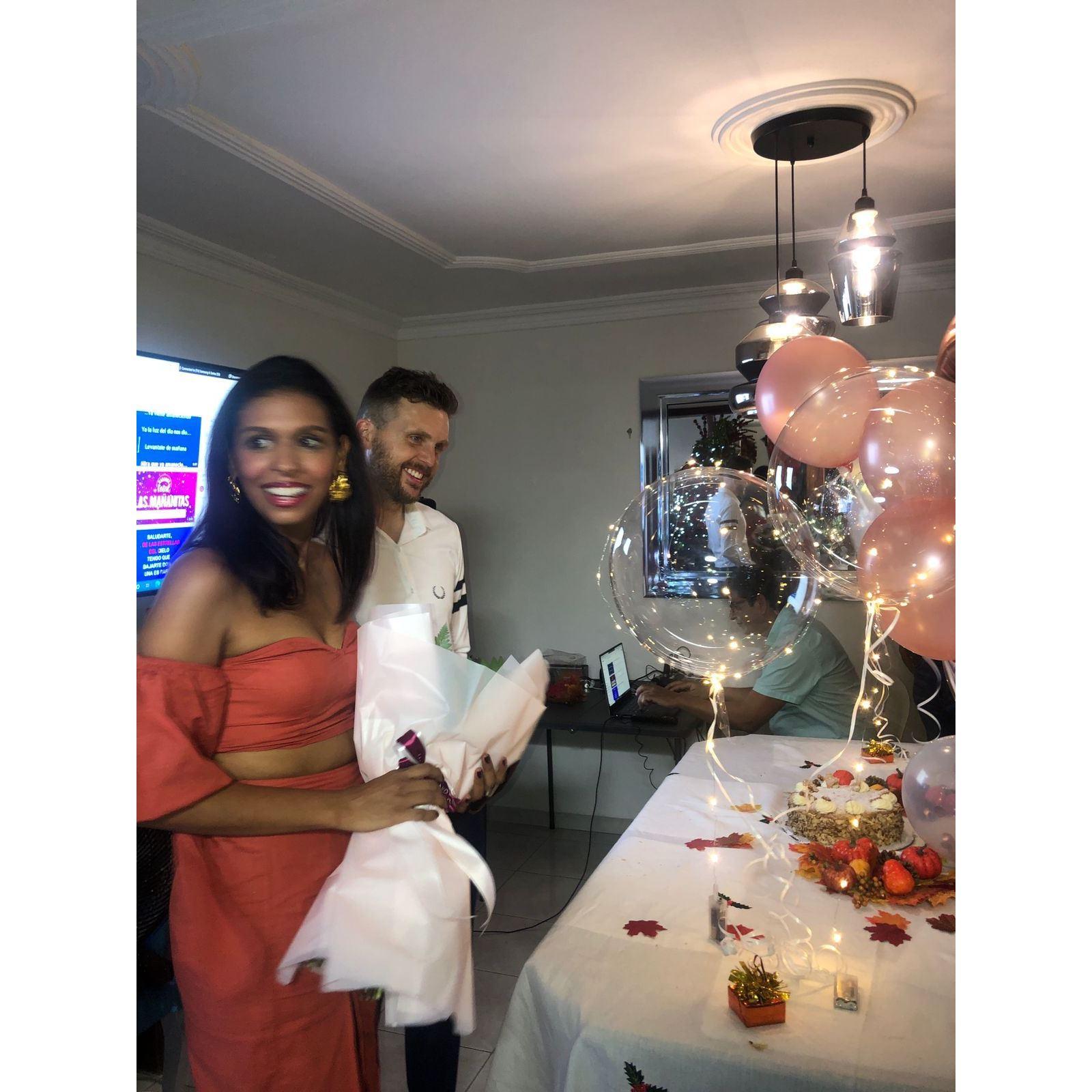 Celebrating my birthday. Celebrando mi cumpleaños. 