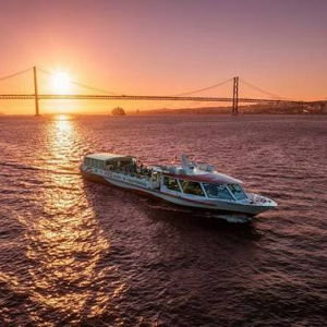 Paseo en barco al atardecer por el río Tajo