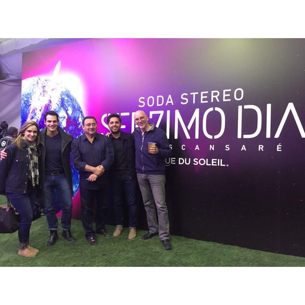 De fiesta en la inauguración del show 7mo Día rindiendo homenaje a Soda Stero montado por el Cirque du Soleil